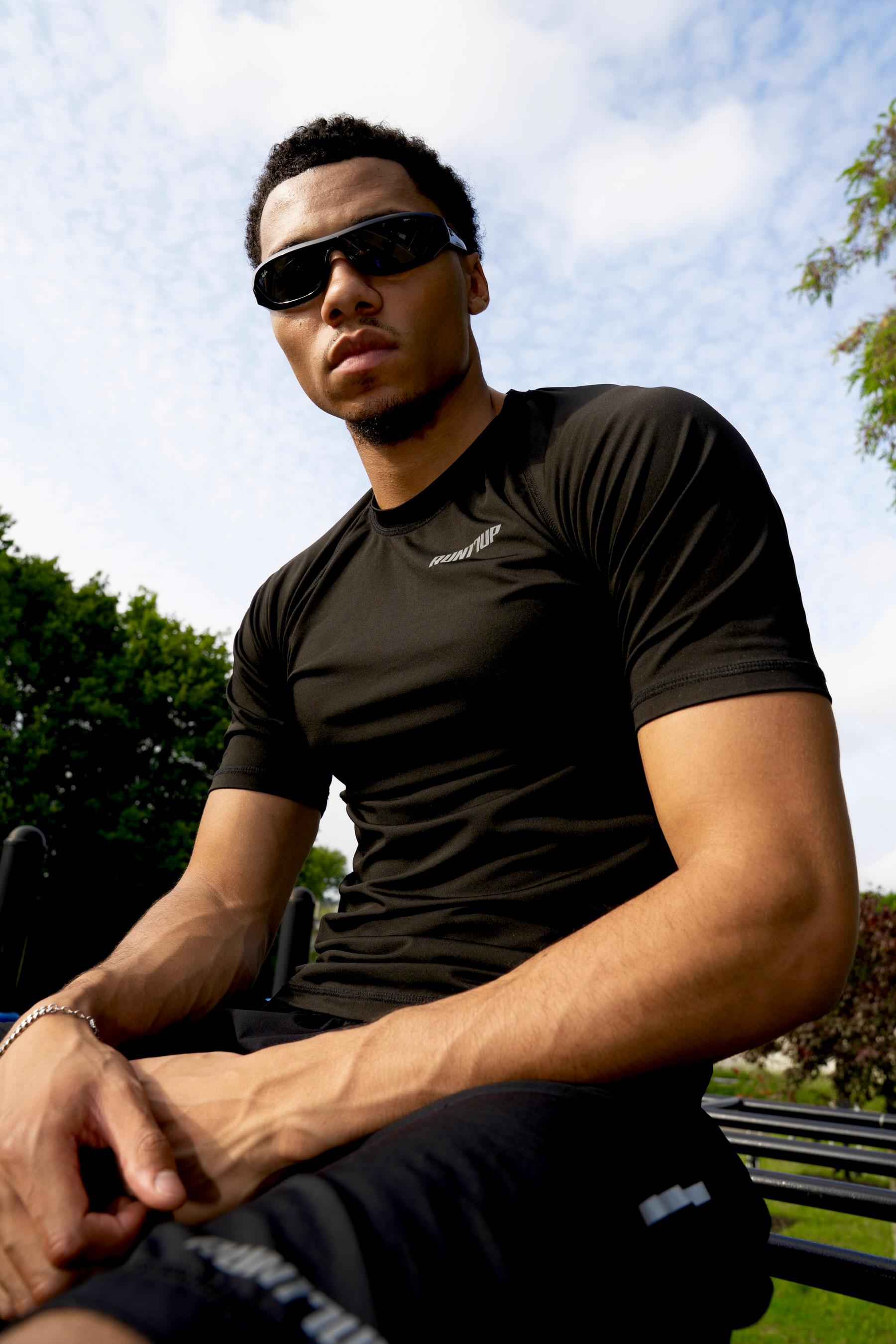 RUN17UP Gymwear T-Shirt in Black