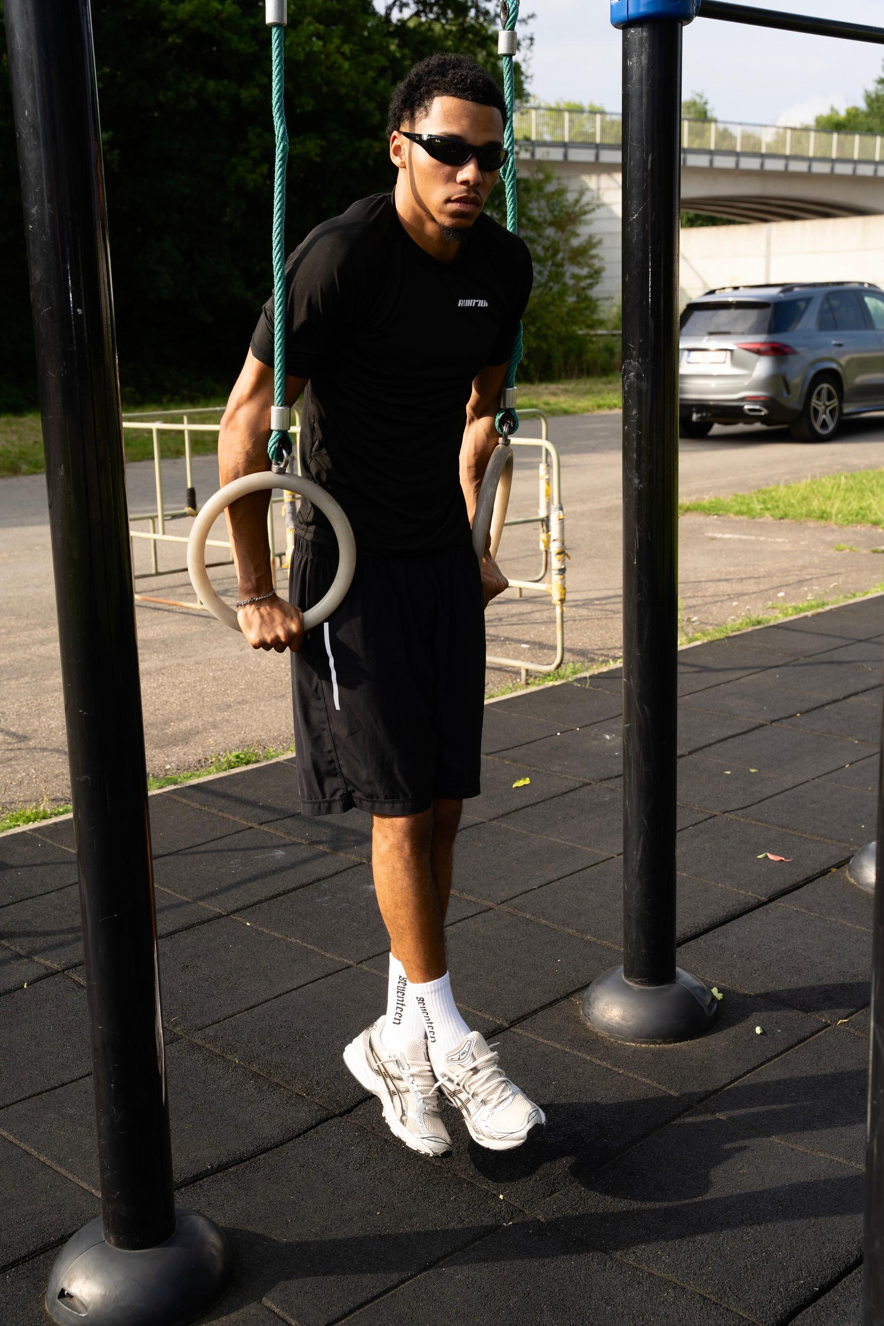 RUN17UP Gymwear Short in Black