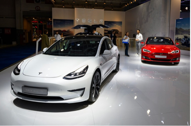 TESLA'S NEW SOFTWARE UPDATE IDENTIFIES TRAFFIC LIGHTS AND STOP SIGNS ON AUTOPILOT
